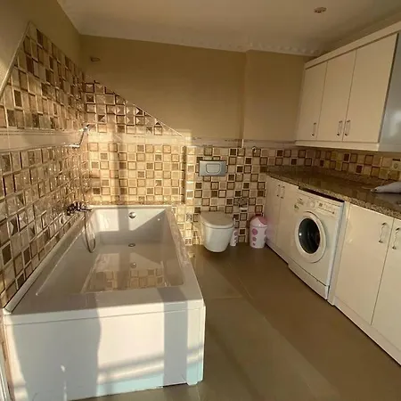 Super Luxury With 5bedroom,pool And Jacuzzi Vila